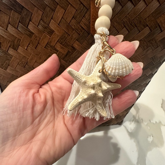 NWT Tommy Bahama summer bag with beach accent and tassel brown bamboo handles - Picture 3 of 9